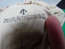 Lade das Bild in den Galerie-Viewer, Original WW2 British Army Gunners Winter White Gloves - The Militaria Shop