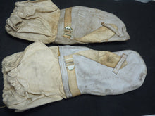 Load image into Gallery viewer, Original WW2 Pattern British Army White Camouflaged Gloves / Gunners Mittens - The Militaria Shop