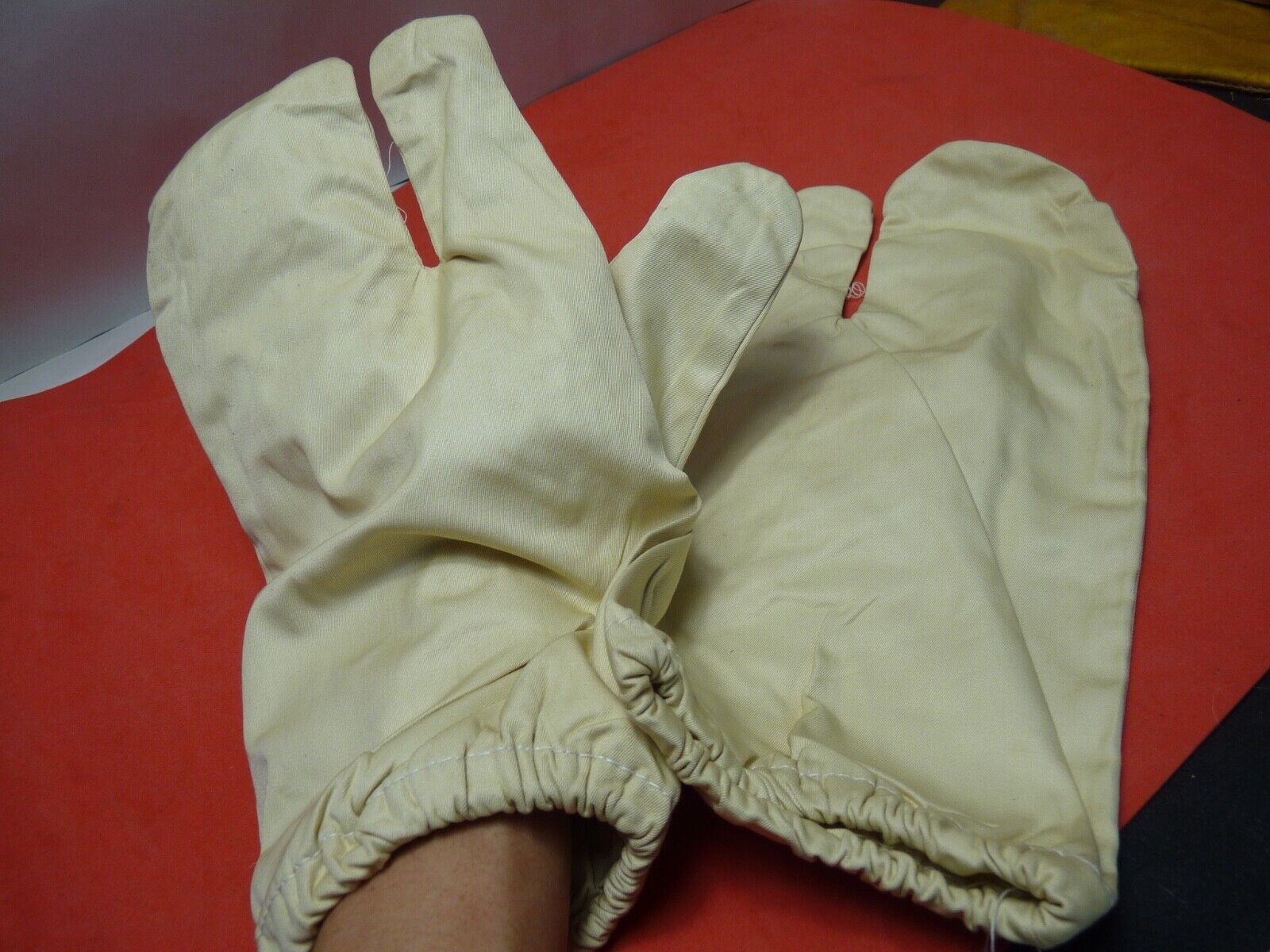 Original WW2 British Army Gunners Winter White Gloves - 1943 - The Militaria Shop