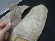 Load image into Gallery viewer, Original WW2 Pattern British Army White Camouflaged Gloves / Gunners Mittens - The Militaria Shop