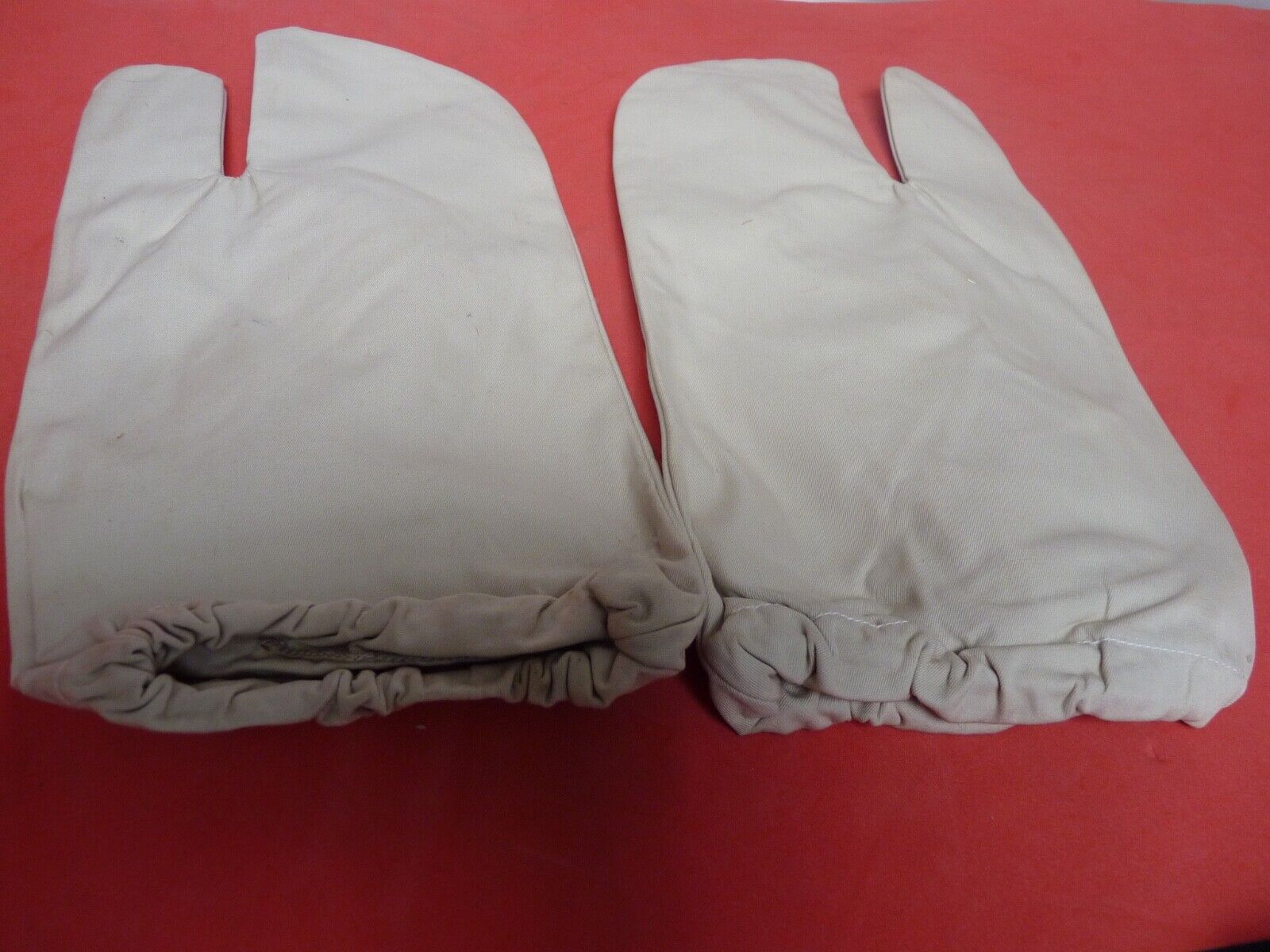 Original WW2 British Army Gunners Winter White Gloves - The Militaria Shop