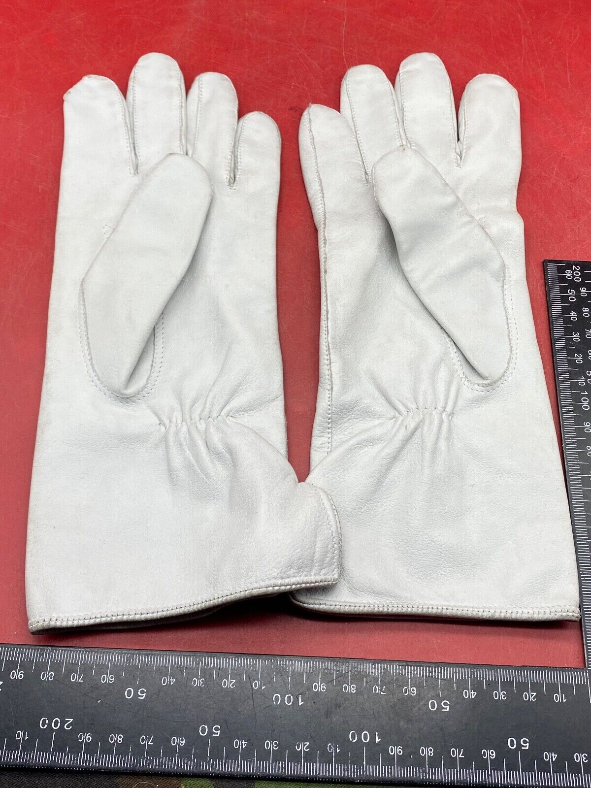 British Army Pair of White Ceremonial Gloves. Size 02 7. The
