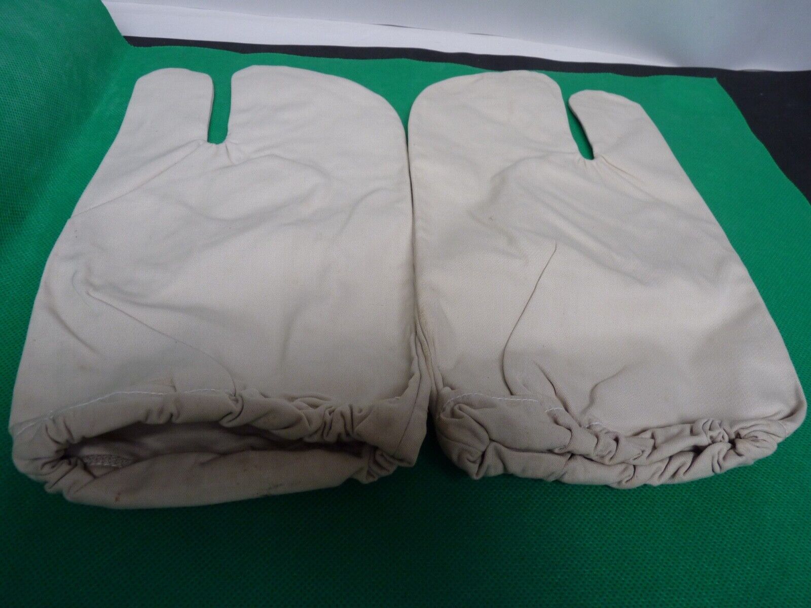 Original WW2 British Army Gunners Winter White Gloves - The Militaria Shop