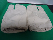 Load image into Gallery viewer, Original WW2 British Army Gunners Winter White Gloves - The Militaria Shop