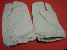 Load image into Gallery viewer, Original WW2 British Army Gunners Winter White Gloves - The Militaria Shop