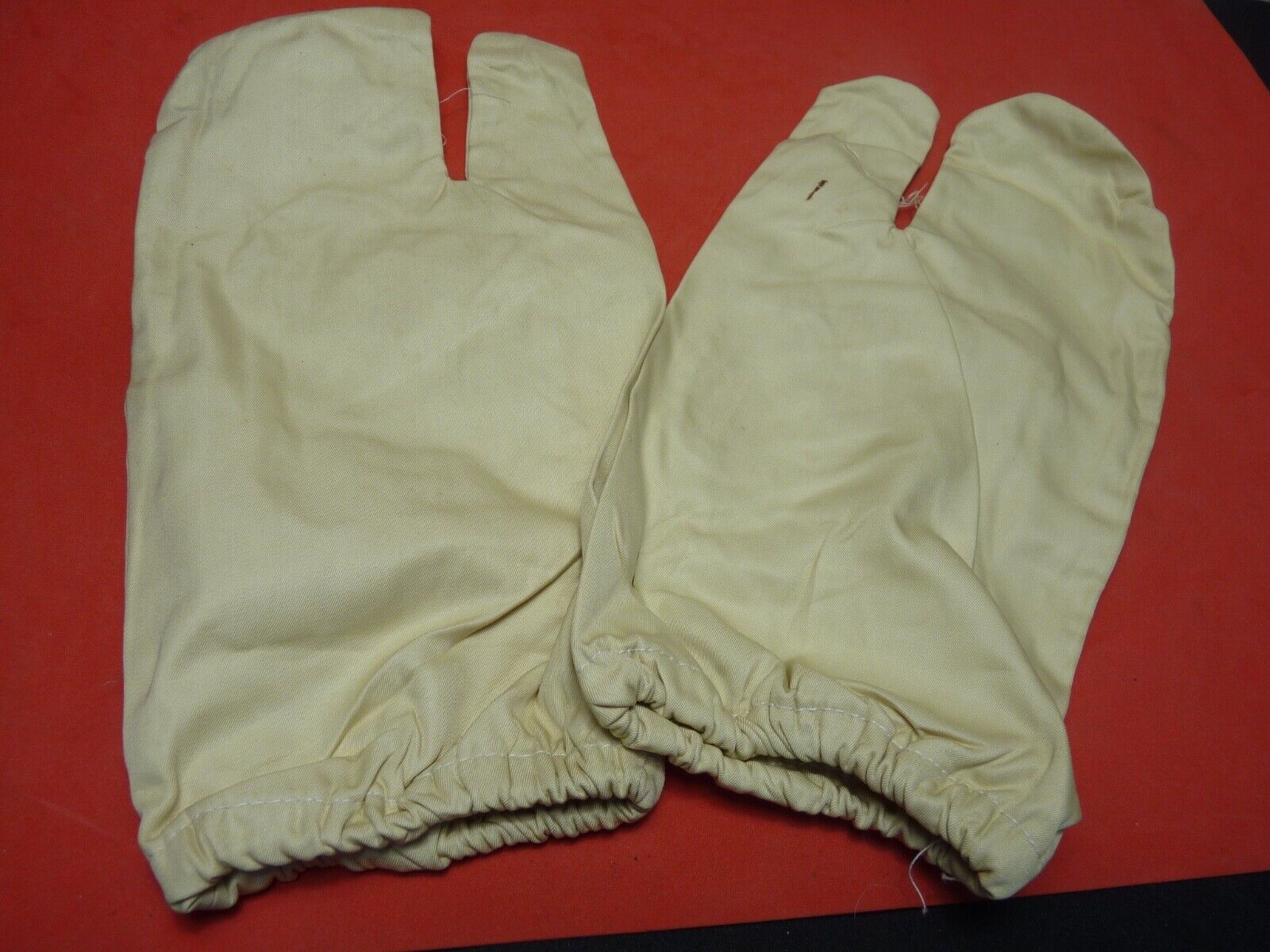 Original WW2 British Army Gunners Winter White Gloves - 1943 - The Militaria Shop