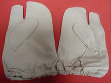 Load image into Gallery viewer, Original WW2 British Army Gunners Winter White Gloves - The Militaria Shop