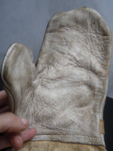 Load image into Gallery viewer, Original WW2 Pattern British Army White Camouflaged Gloves / Gunners Mittens - The Militaria Shop