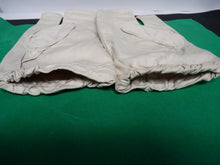 Lade das Bild in den Galerie-Viewer, Original WW2 British Army Gunners Winter White Gloves - The Militaria Shop