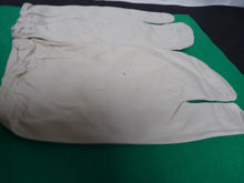 Lade das Bild in den Galerie-Viewer, Original WW2 British Army Gunners Winter White Gloves - The Militaria Shop