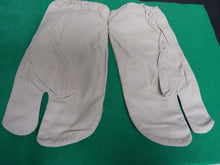 Lade das Bild in den Galerie-Viewer, Original WW2 British Army Gunners Winter White Gloves - The Militaria Shop