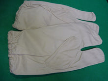 Lade das Bild in den Galerie-Viewer, Original WW2 British Army Gunners Winter White Gloves - The Militaria Shop