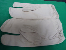 Lade das Bild in den Galerie-Viewer, Original WW2 British Army Gunners Winter White Gloves - The Militaria Shop