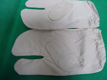 Load image into Gallery viewer, Original WW2 British Army Gunners Winter White Gloves - The Militaria Shop
