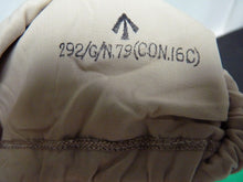 Lade das Bild in den Galerie-Viewer, Original WW2 British Army Gunners Winter White Gloves - The Militaria Shop