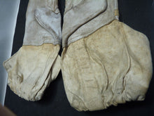 Load image into Gallery viewer, Original WW2 Pattern British Army White Camouflaged Gloves / Gunners Mittens - The Militaria Shop