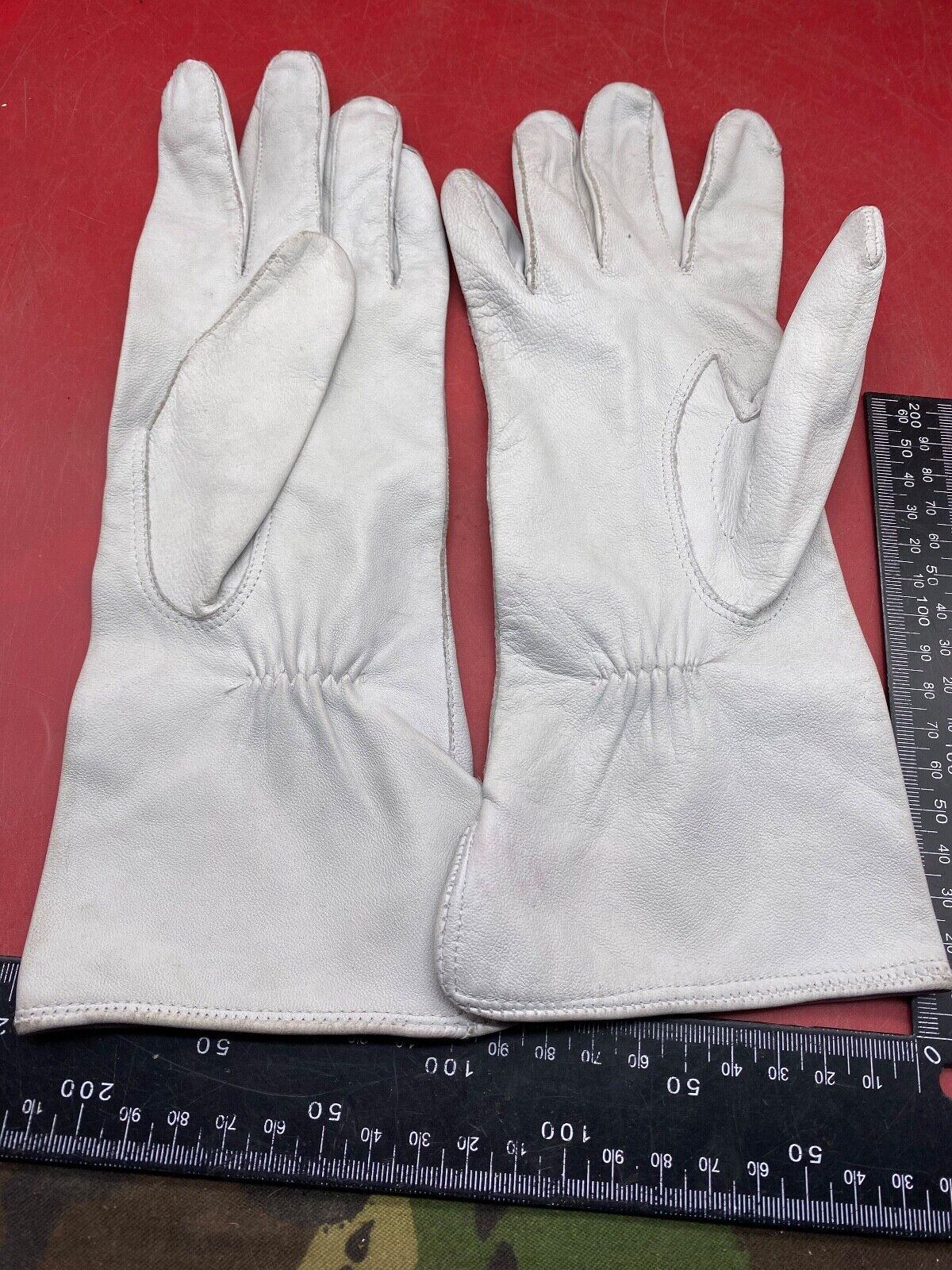 British Army Pair of White Ceremonial Gloves. Size 13 7 1/2. The