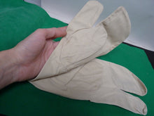 Lade das Bild in den Galerie-Viewer, Original WW2 British Army Gunners Winter White Gloves - The Militaria Shop