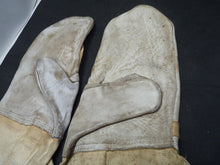 Load image into Gallery viewer, Original WW2 Pattern British Army White Camouflaged Gloves / Gunners Mittens - The Militaria Shop