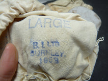 Load image into Gallery viewer, Original WW2 Pattern British Army White Camouflaged Gloves / Gunners Mittens - The Militaria Shop