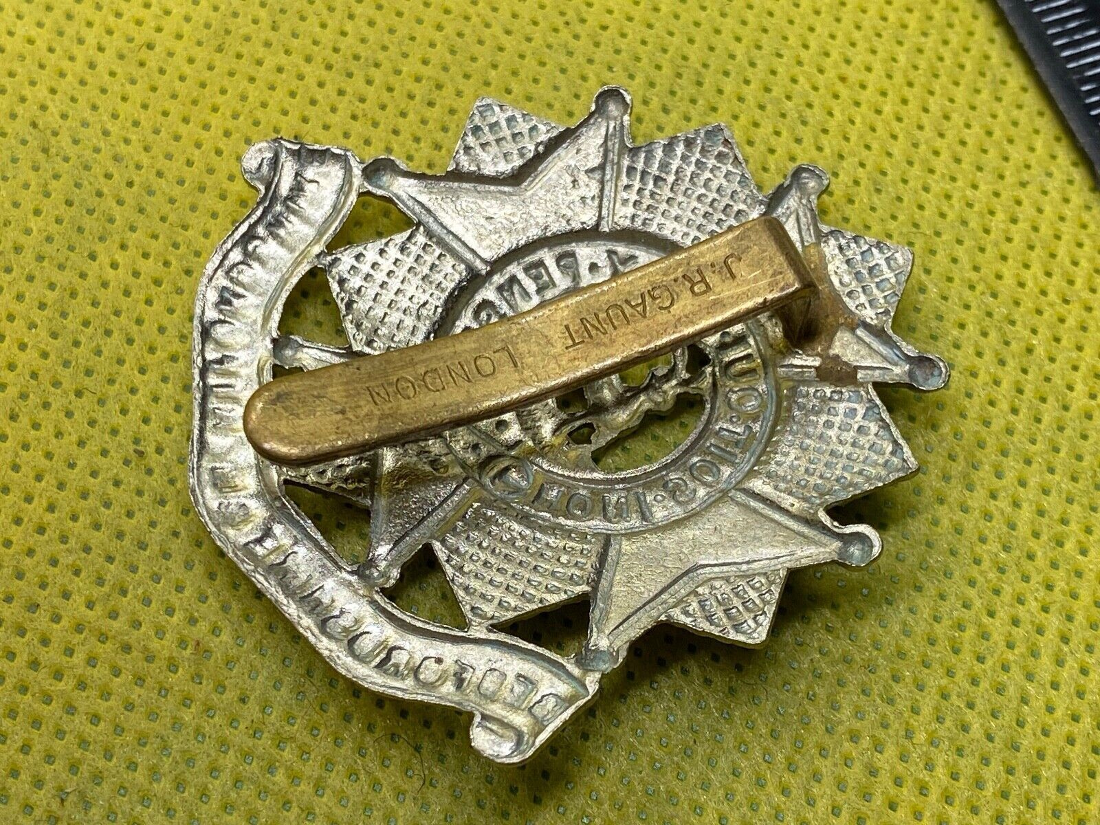 British Army Bedfordshire and Hertfordshire Cap Badge. Maker Marked - The Militaria Shop