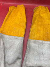 Charger l&#39;image dans la galerie, British Army Pair of Welding Gloves. WD Marked in Used Condition - The Militaria Shop
