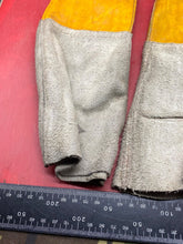 Charger l&#39;image dans la galerie, British Army Pair of Welding Gloves. WD Marked in Used Condition - The Militaria Shop

