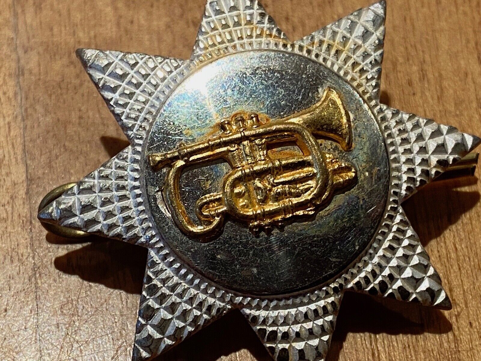 British Army KC Musicians white metal & gilt cap dress uniform cap badge. - The Militaria Shop