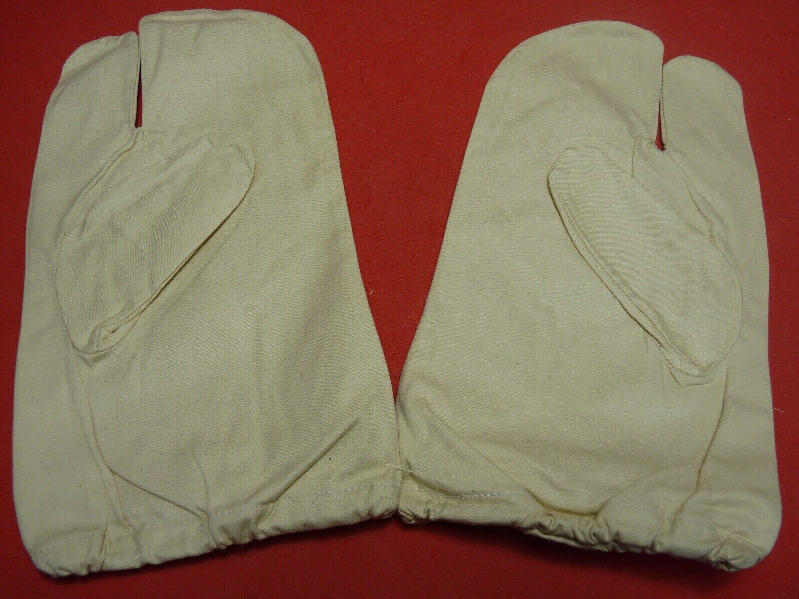 Original WW2 British Army Gunners Winter White Gloves - Dated 1941 - The Militaria Shop