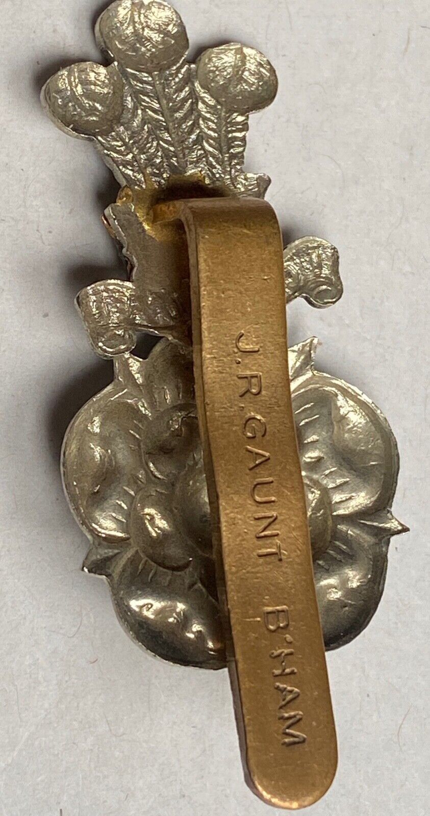 WW1 / WW2 British Army Yorkshire Hussars white metal and brass cap badge. - The Militaria Shop