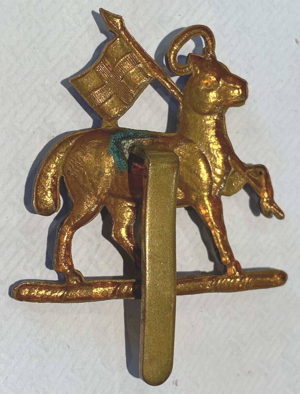 A WW1 / WW2 British Army West Surreys The Queen's Royal Regiment cap badge - The Militaria Shop