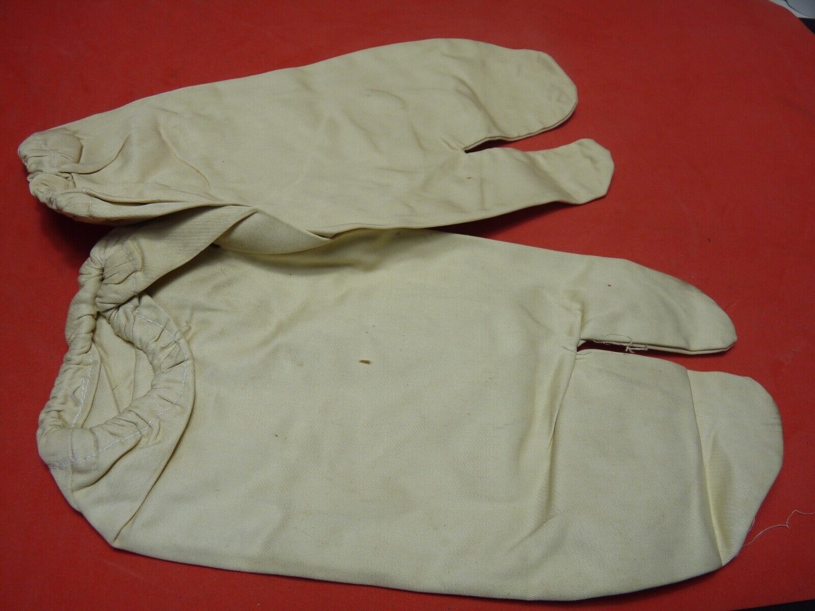 Original WW2 British Army Gunners Winter White Gloves - 1942 - The Militaria Shop