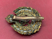 Lade das Bild in den Galerie-Viewer, British Army RVI Royal Engineers Brass Cap Badge - The Militaria Shop
