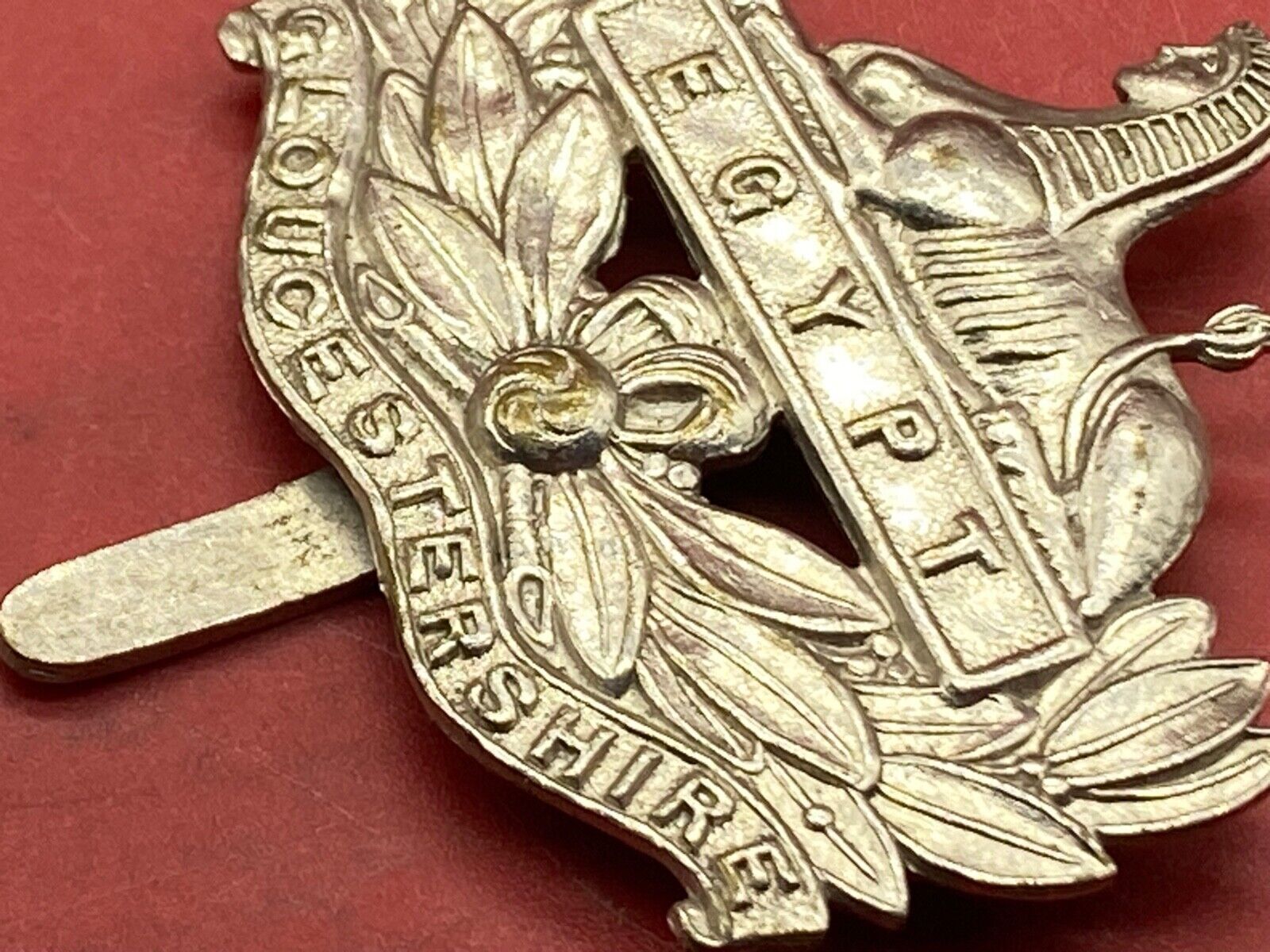 WW1 / WW2 British Army Gloucestershire Regiment White Metal Cap Badge. - The Militaria Shop