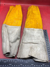 Charger l&#39;image dans la galerie, British Army Pair of Welding Gloves. WD Marked in Used Condition - The Militaria Shop
