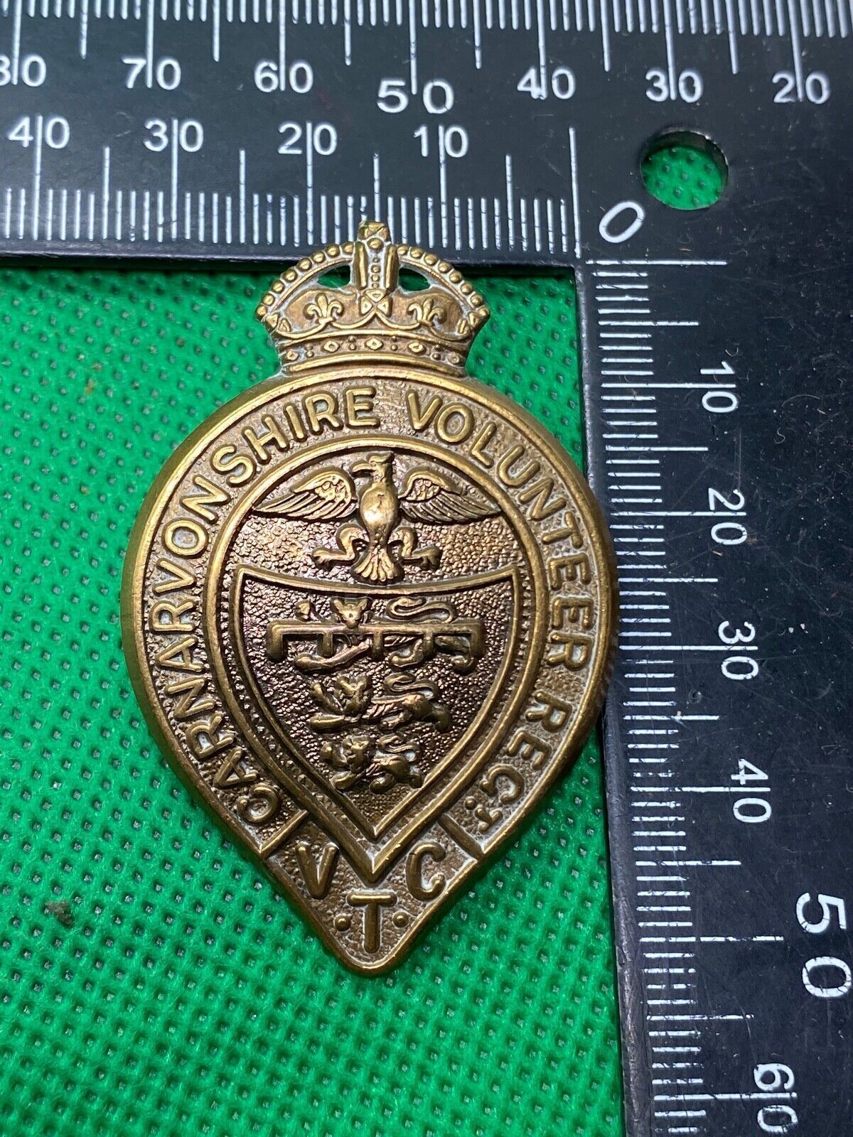 British Army - Carnarvonshire Volunteer Regiment VTC King's Crown Cap Badge - The Militaria Shop