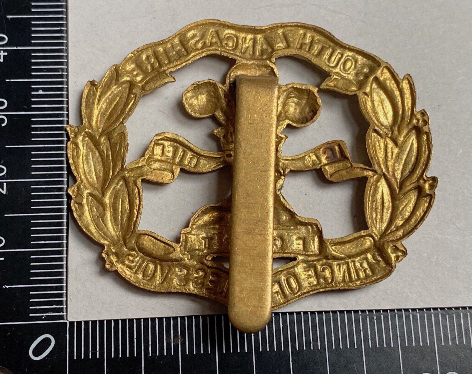 WW1 / WW2 British Army - South Lancashire Regiment gilt brass cap badge. - The Militaria Shop