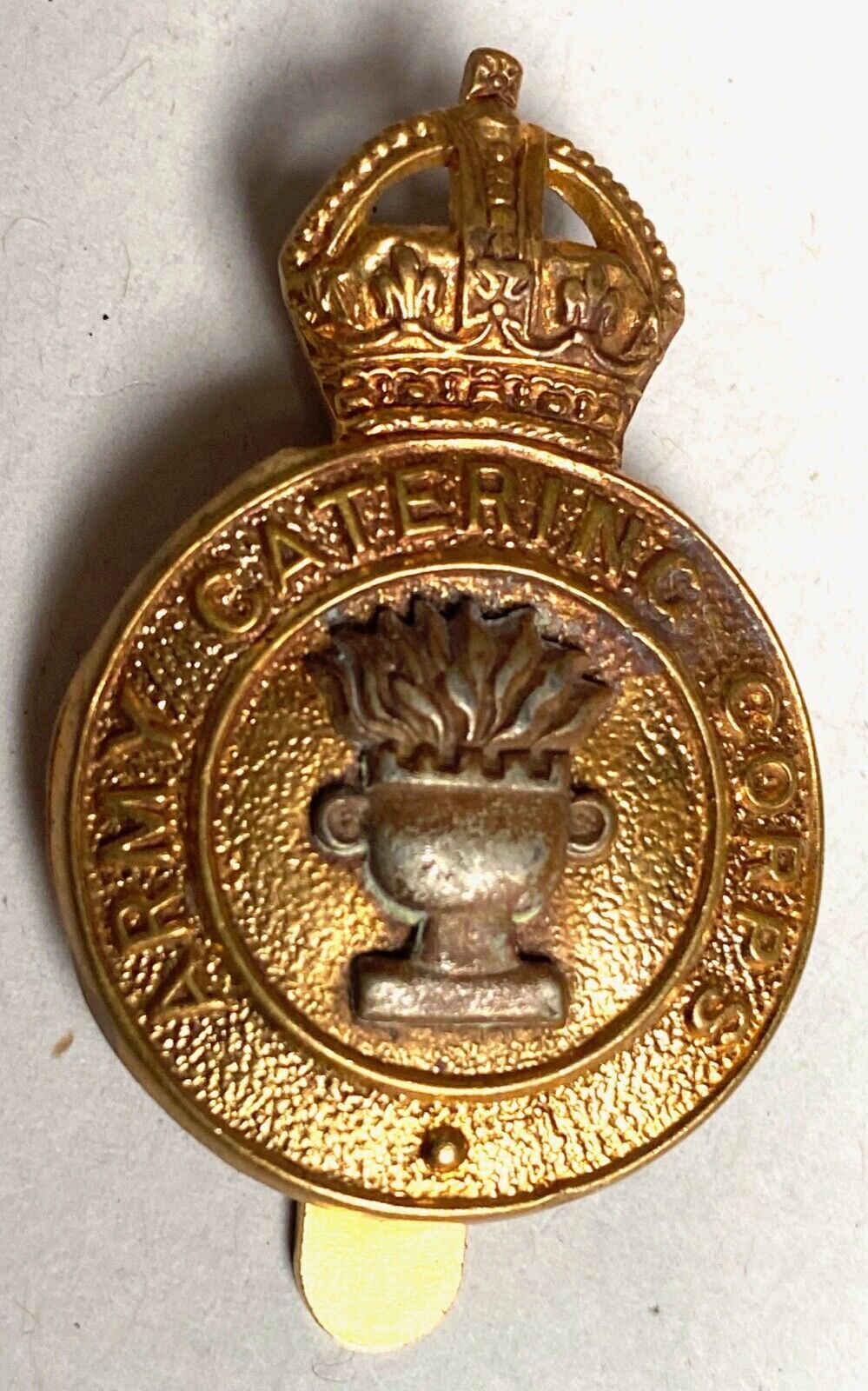 WW2 British Army - Army Catering Corps KC brass and white metal cap badge. - The Militaria Shop