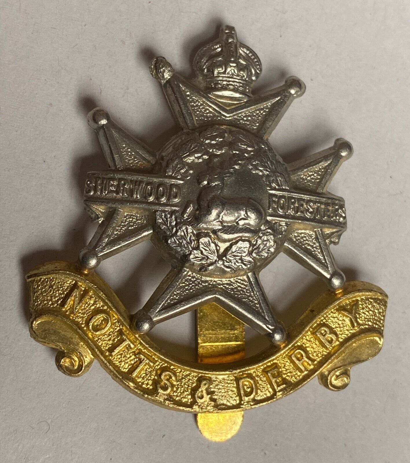 WW1 / WW2 British Army - Notts & Derby white metal and brass cap badge. - The Militaria Shop