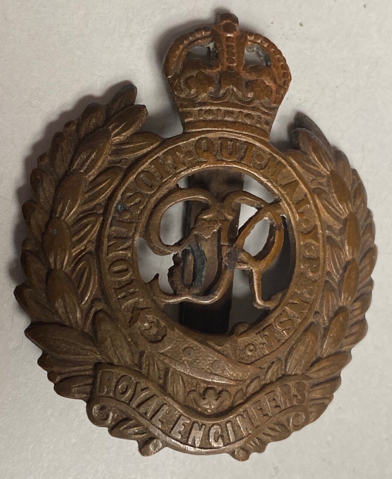 WW1 / WW2 British Army - Royal Engineers GVI brass cap badge. - The Militaria Shop