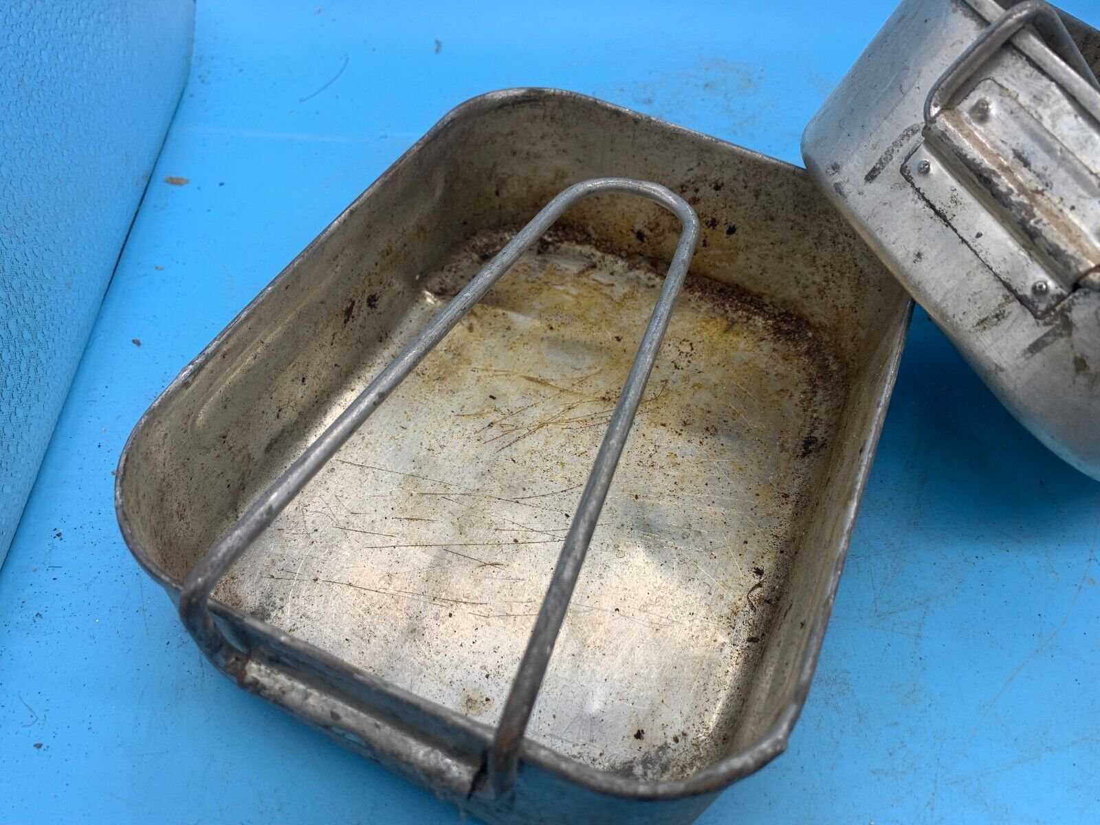 Original WW2 British Army Soldiers Mess Tin Set - Two Piece - Fold Out Handles - The Militaria Shop