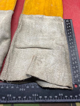 Charger l&#39;image dans la galerie, British Army Pair of Welding Gloves. WD Marked in Used Condition - The Militaria Shop
