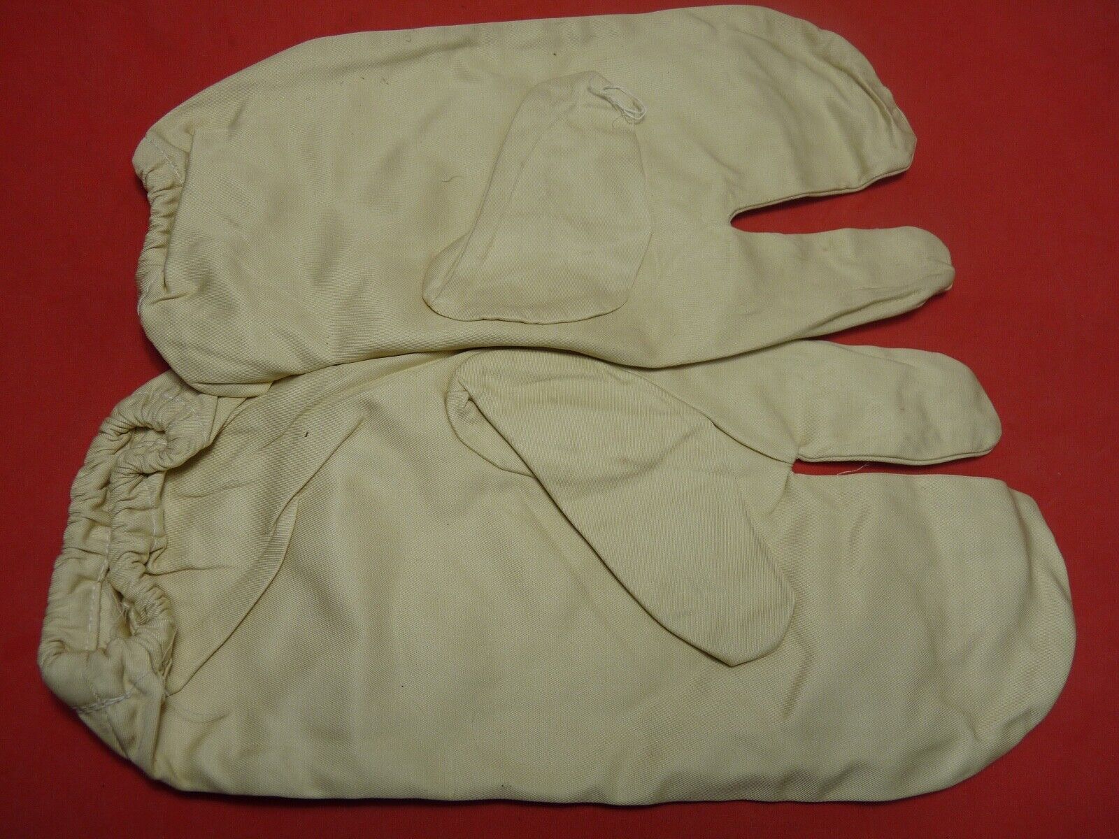 Original WW2 British Army Gunners Winter White Gloves - Dated 1942 - The Militaria Shop