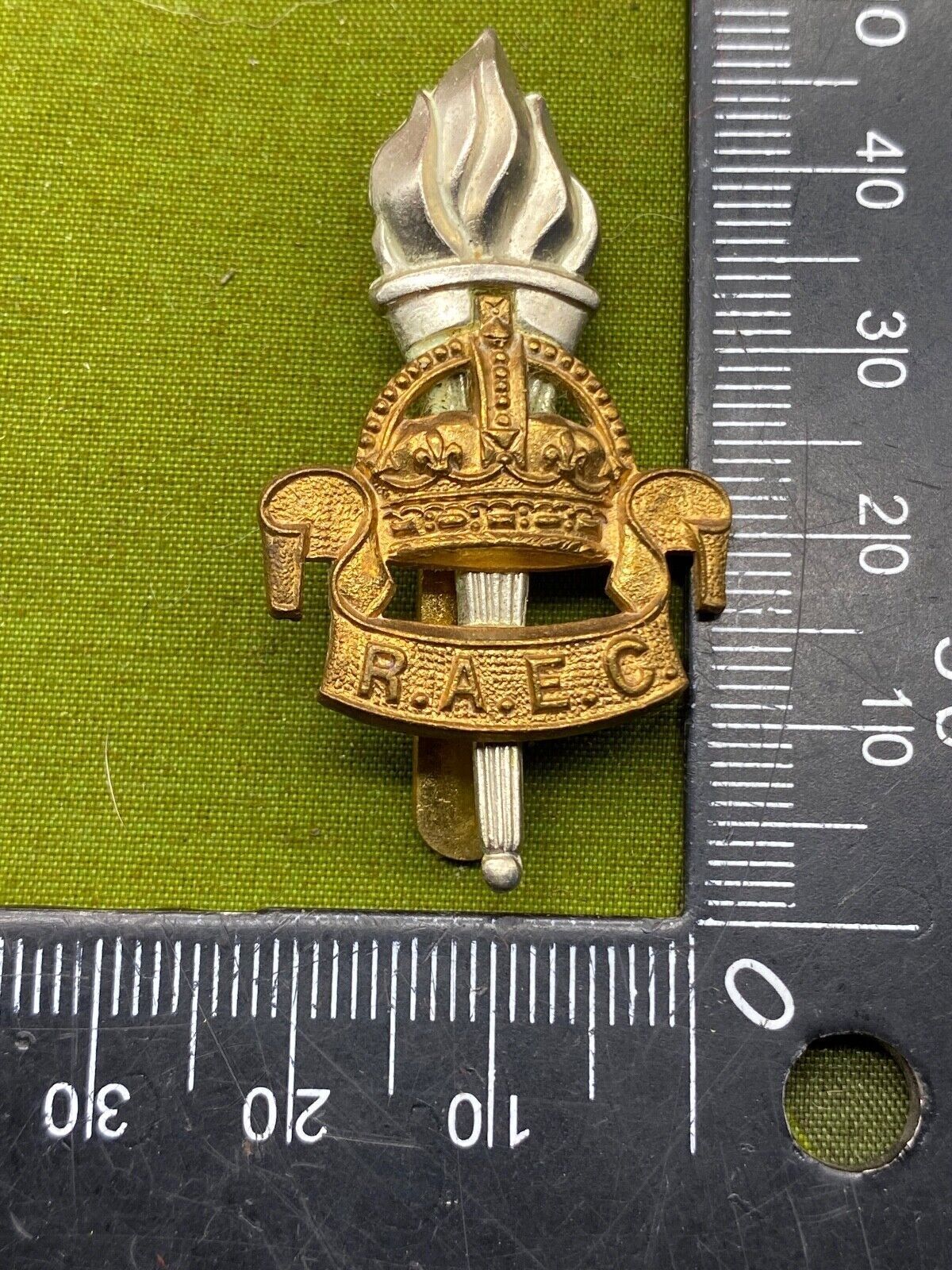 British Army Royal Army Education Corps King's Crown Cap Badge - The Militaria Shop