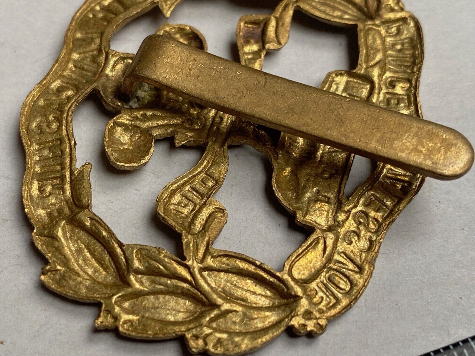 WW1 / WW2 British Army - South Lancashire Regiment gilt brass cap badge. - The Militaria Shop