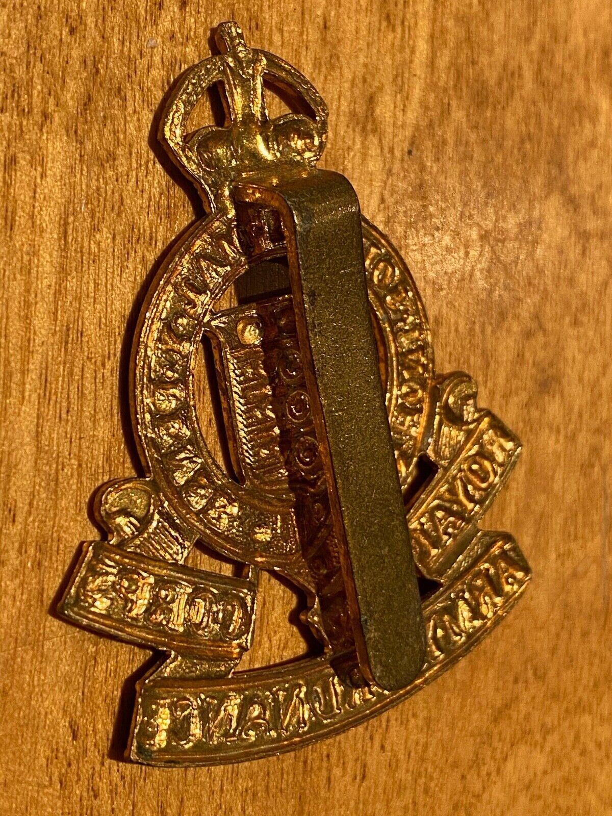 A WW1 / WW2 ROYAL ARMY ORDNANCE CORPS brass cap badge - - - - B20 - The Militaria Shop