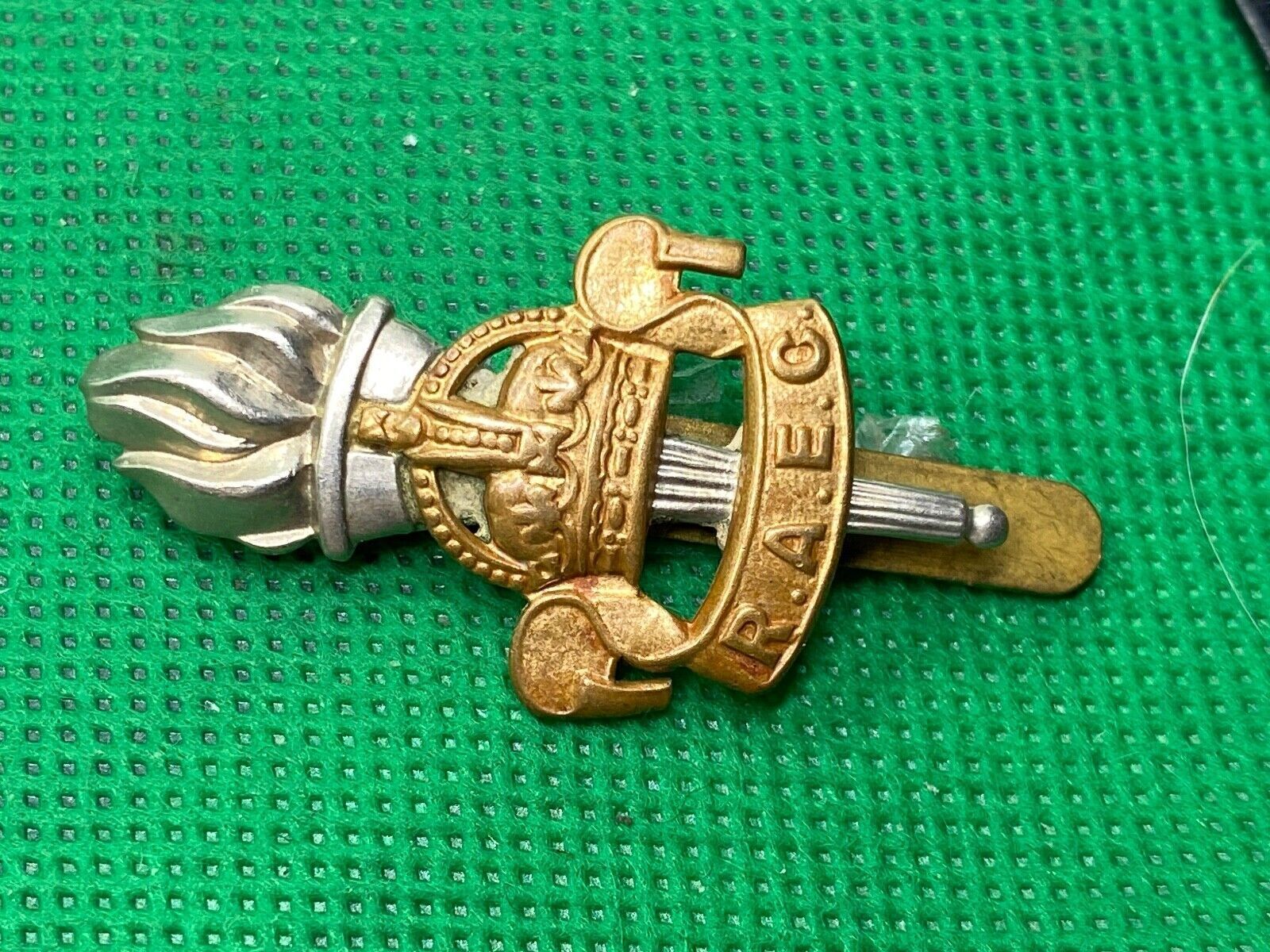 WW1 / WW2 British Army - Royal Army Education Corps Cap Badge - The Militaria Shop