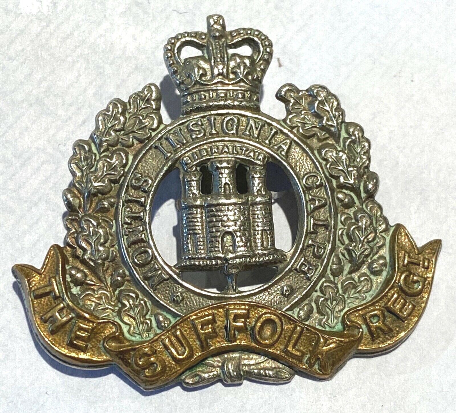 Queens Crown British Army THE SUFFOLK REGIMENT wm/brass cap badge - B74 - The Militaria Shop