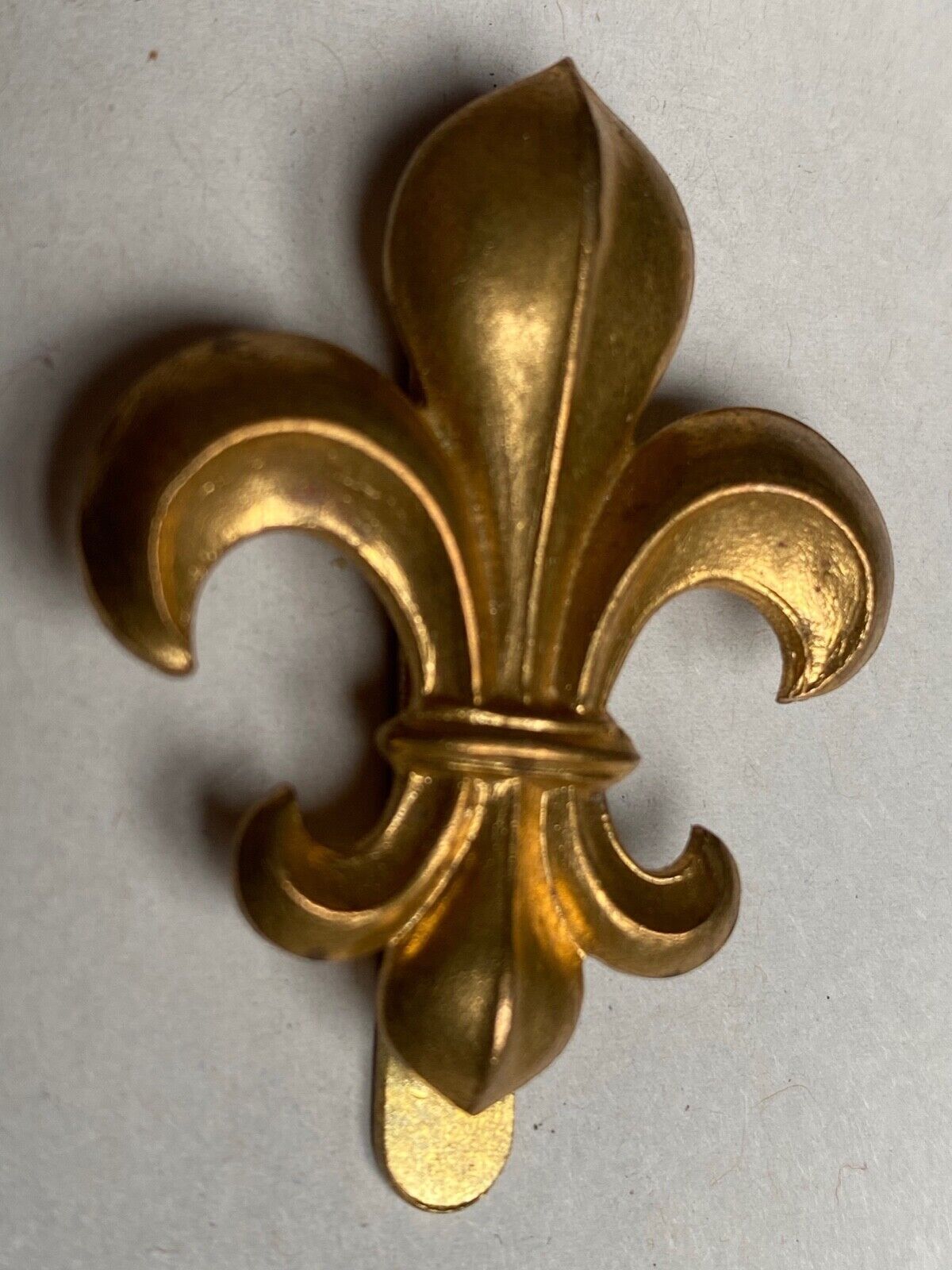 WW1 / WW2 British Army Manchester Regiment gilt brass cap badge. - The Militaria Shop
