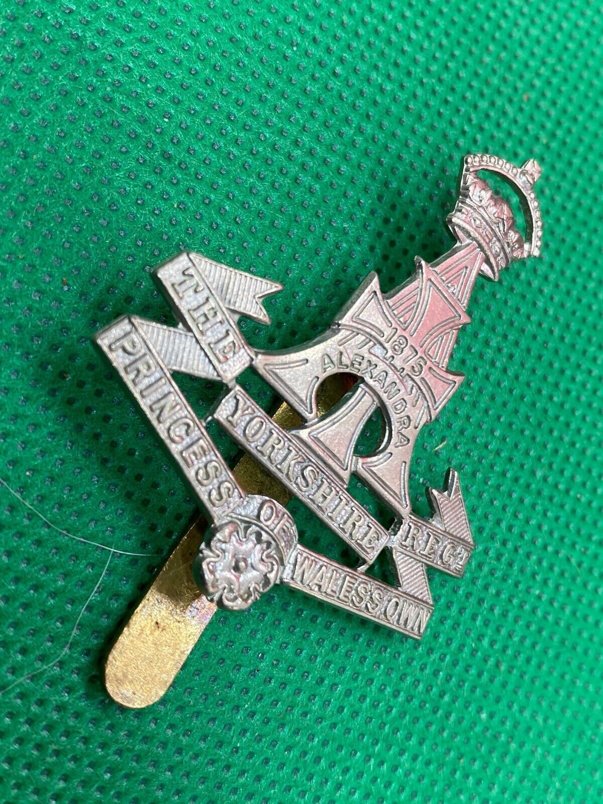 WW1 / WW2 British Army Princess of Wales's Own Yorkshire Regiment Cap Badge - The Militaria Shop